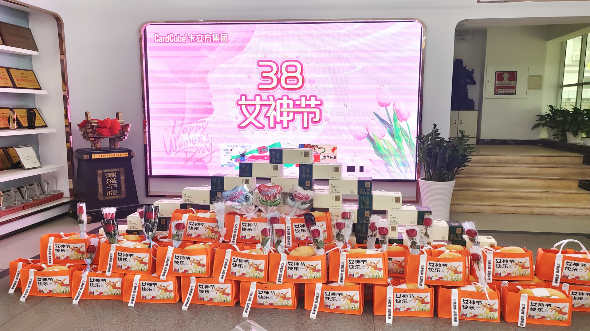 yp街机集团智能卡工厂腕带厂家：以花为礼，致敬每一位 “女神”